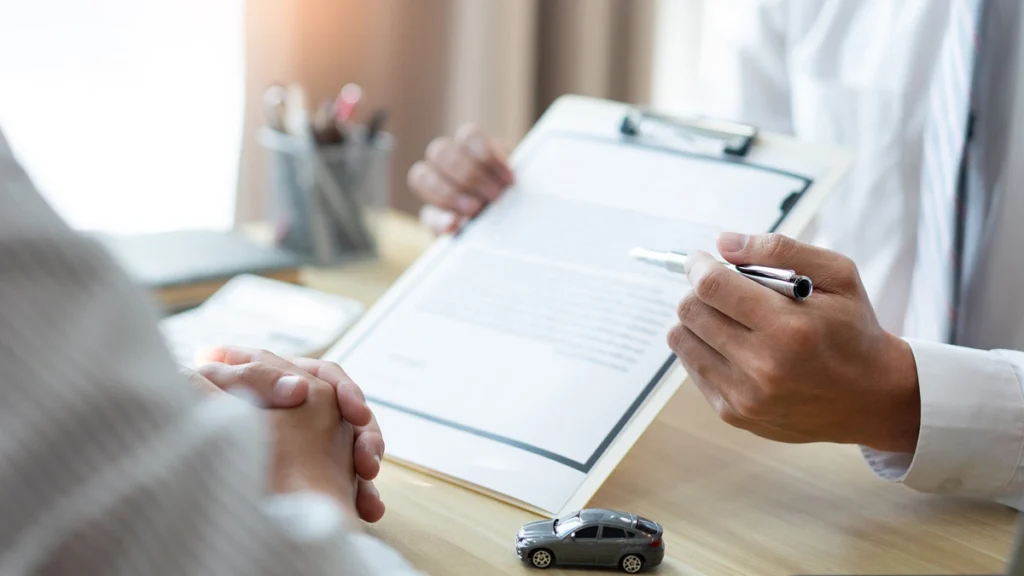 계약서와 자동차 모델이 있는 회의